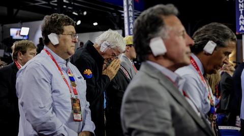 Konwencja republikanów. Delegaci z Arizony zaklejają prawe ucho opatrunkiem, jak Donald Trump