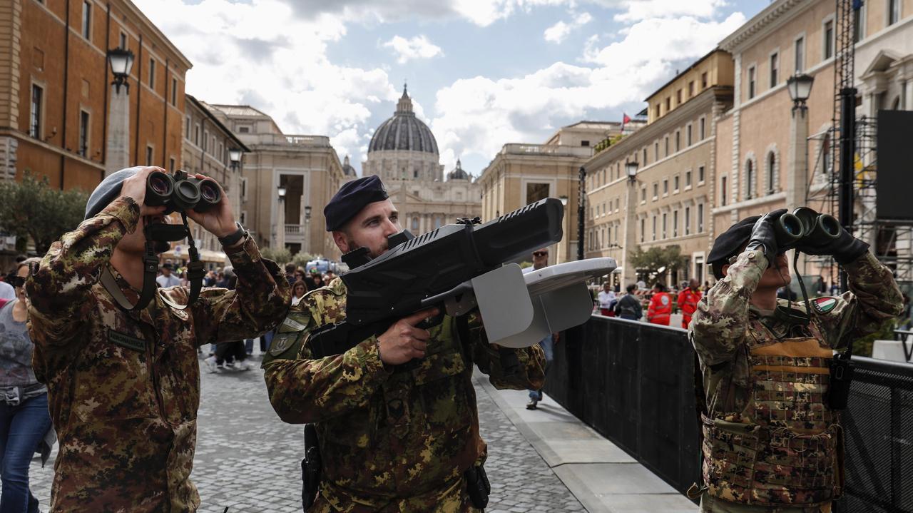 Rzym zamienia się w twierdzę. Trumna papieża zostanie zamknięta 