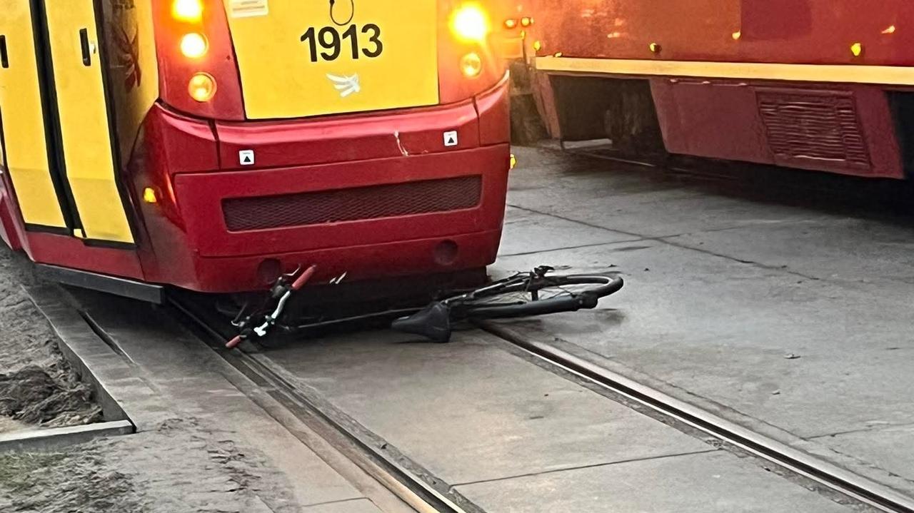 Rowerzysta wjechał pod tramwaj