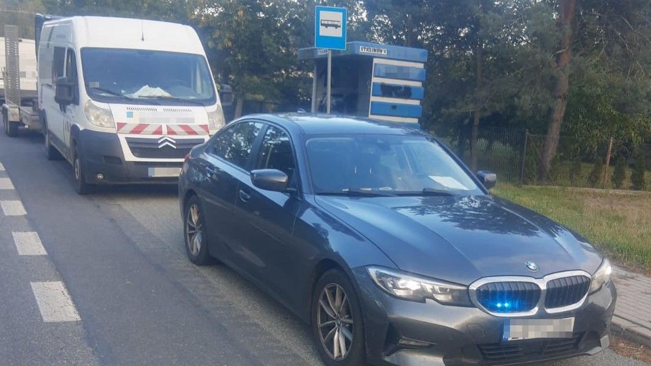 Jechał busem z przyczepką, na której była koparka. Policja: ponad dwa promile alkoholu