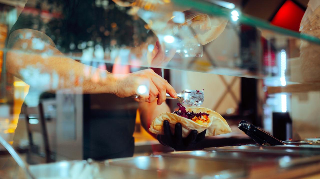 Chcieli zrobić kebab i kiełbasę. Skonfiskowano 25 ton zepsutego mięsa