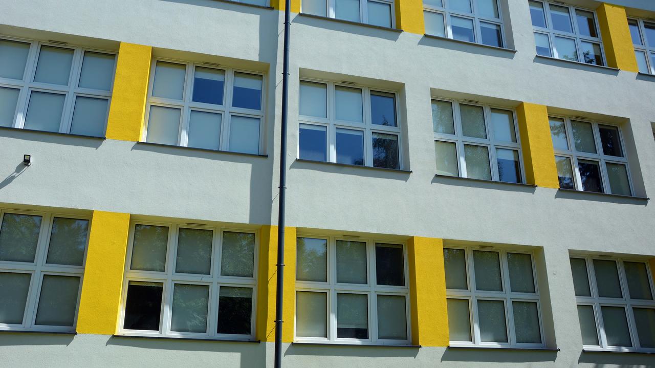 Wybili szybę i włamali się do szkoły