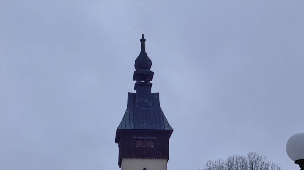 Kościół w Dąbrowicach bez krzyża