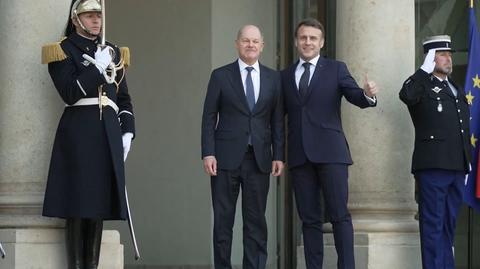 Donald Tusk powitany przez Emmanuela Macrona