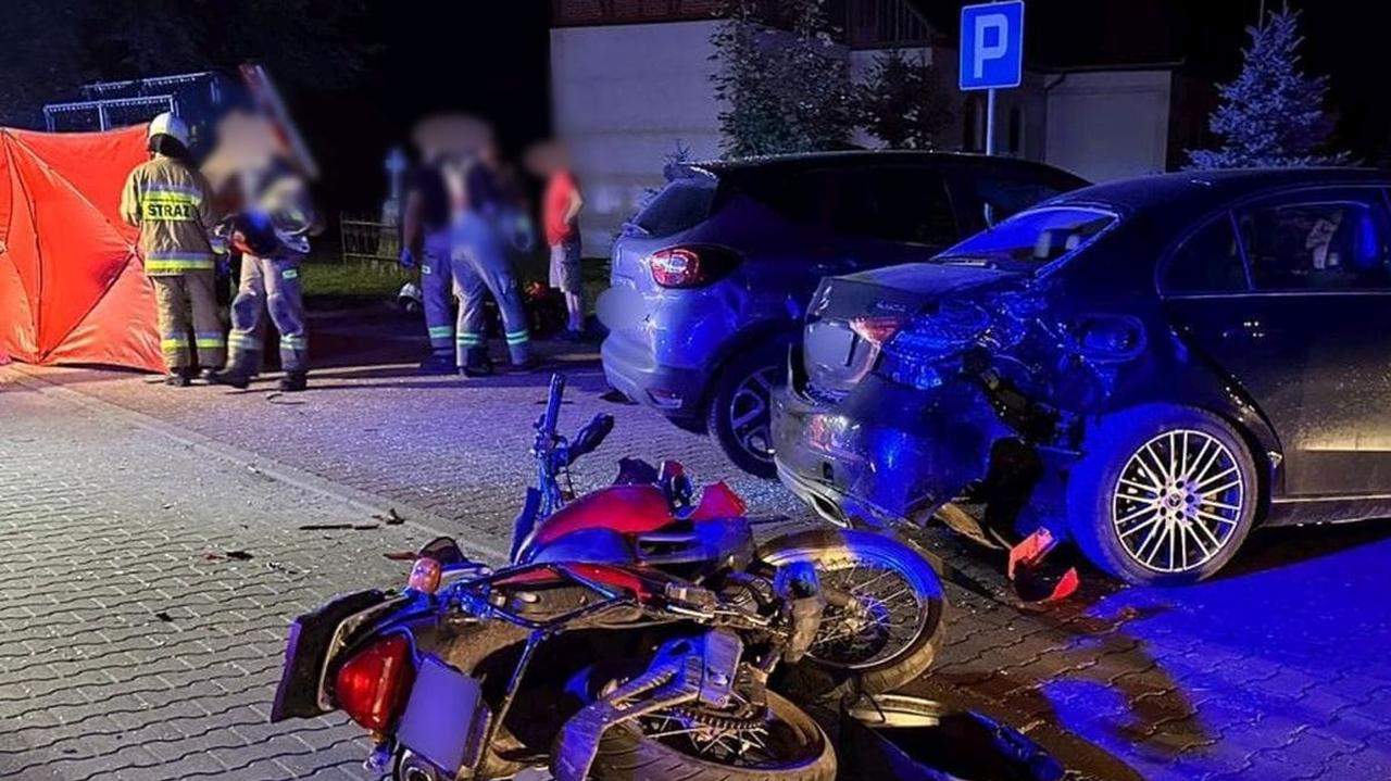 Uderzyli motocyklem w zaparkowany samochód, zginęli dwaj bracia