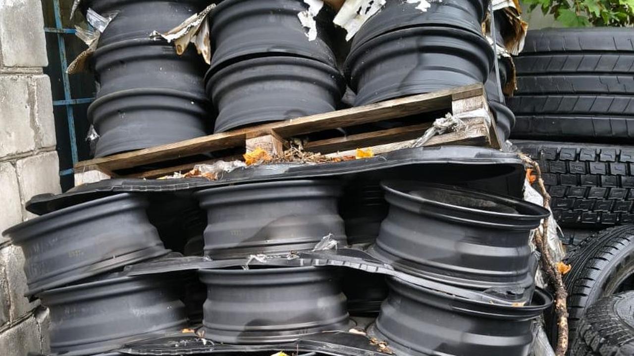 Dwóch podejrzewają o kradzież, kolejnych dwóch o paserstwo. Łupem padło ponad dwa tysiące felg