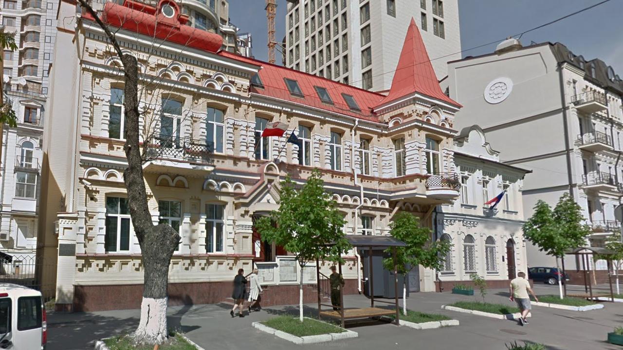 Pocisk uszkodził budynek polskiej ambasady w Ukrainie
