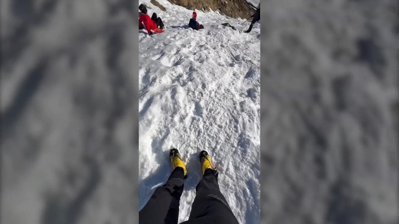 Niebezpieczna sytuacja w Tatrach. Dzieci chciały zjechać na jabłuszkach