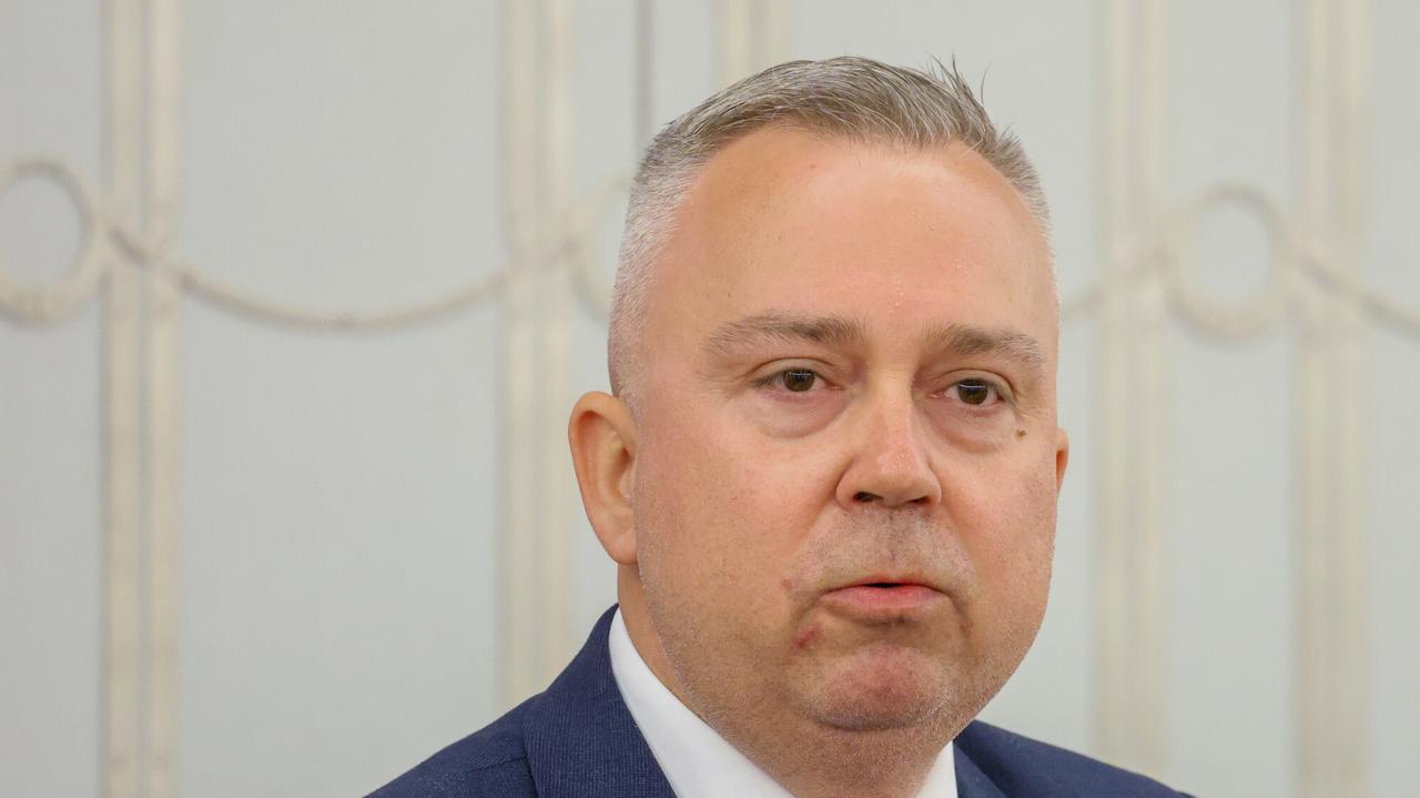 Został wykluczony "bez głosów sprzeciwu" za złamanie dyscypliny. Odchodzi z partii