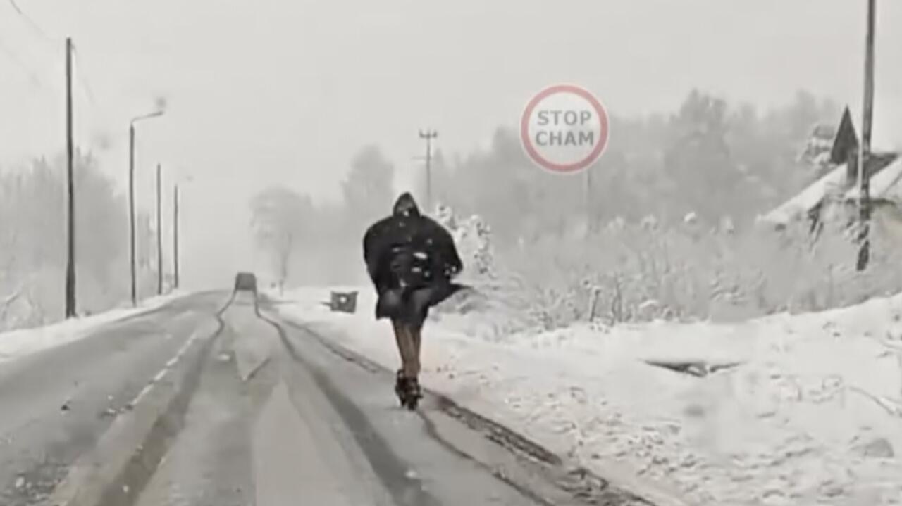 Śnieg, ślizgawica i "batman" na hulajnodze elektrycznej