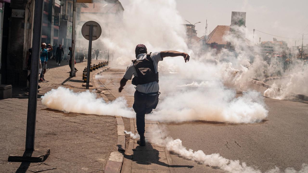 Bunt pokolenia Z. Protesty i upadek rządu w kolejnych krajach