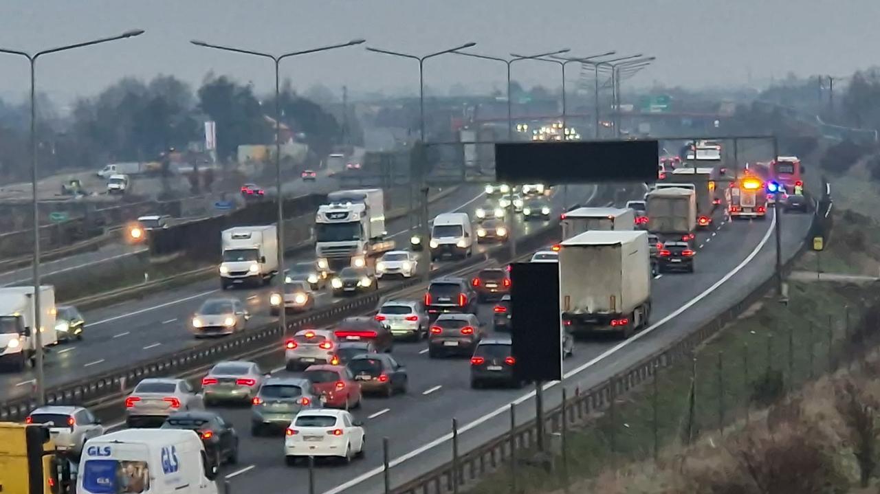 Zderzenie autobusu i dwóch samochodów na S8