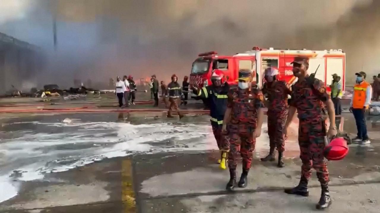 Potężny pożar lotniska ugaszony. Straty mogą przekroczyć miliard dolarów