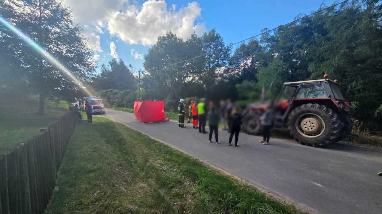 Rowerzysta uderzył w ciągnik, zginął na miejscu