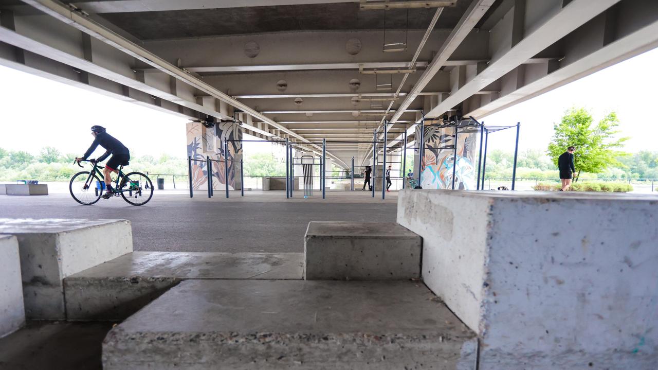 Wypadek w skateparku. Chłopiec uderzył głową o ziemię