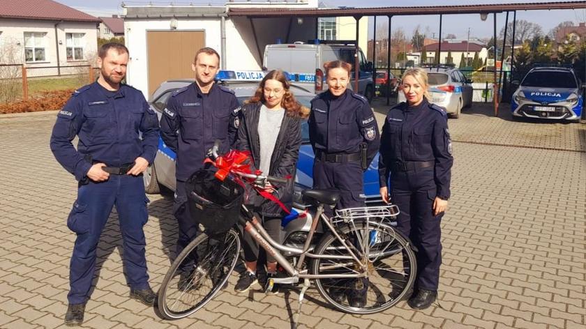 Policjanci zdobyli nowy rower dla nastolatki z Tuszyna