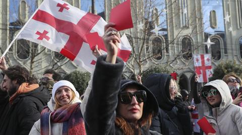 Protesty pod parlamentem w Tbilisi w Gruzji. Nagranie z 1 stycznia