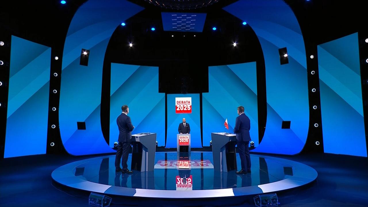 Debata i komentarze, decyzja papieża, atak nożownika