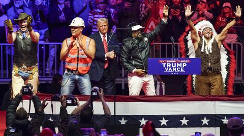 Donald Trump i Village People podczas wiecu w Waszyngtonie