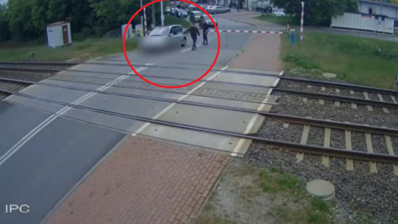 Wjechała między zapory kolejowe. Zareagowali świadkowie. Nagranie