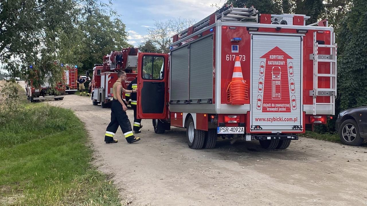 Roczny chłopiec wpadł do studni. Matka próbowała go ratować kijem od miotły