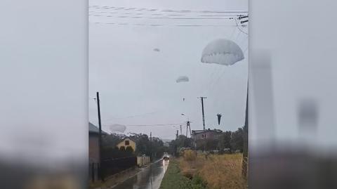 Powiało trwogą i niepokojem. "Wiatr zmienił kierunek i żołnierze zostali zniesieni"