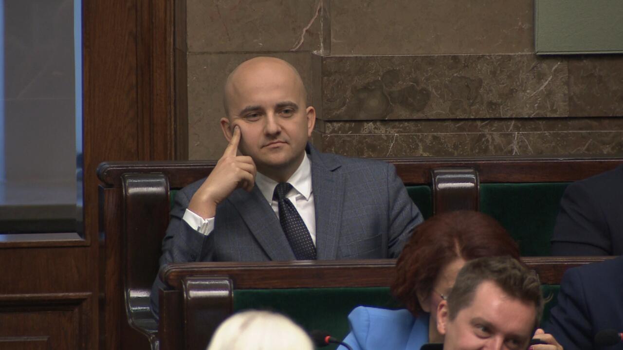 Poseł PiS pokazuje zdjęcie policjanta i pyta "kto to". Komentarz komendy i zawiadomienie prokuratury