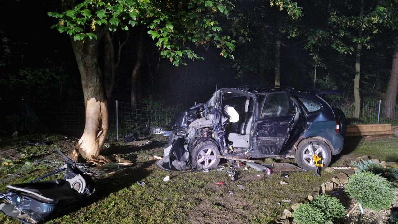 Pijana i bez prawa jazdy roztrzaskała auto na drzewie