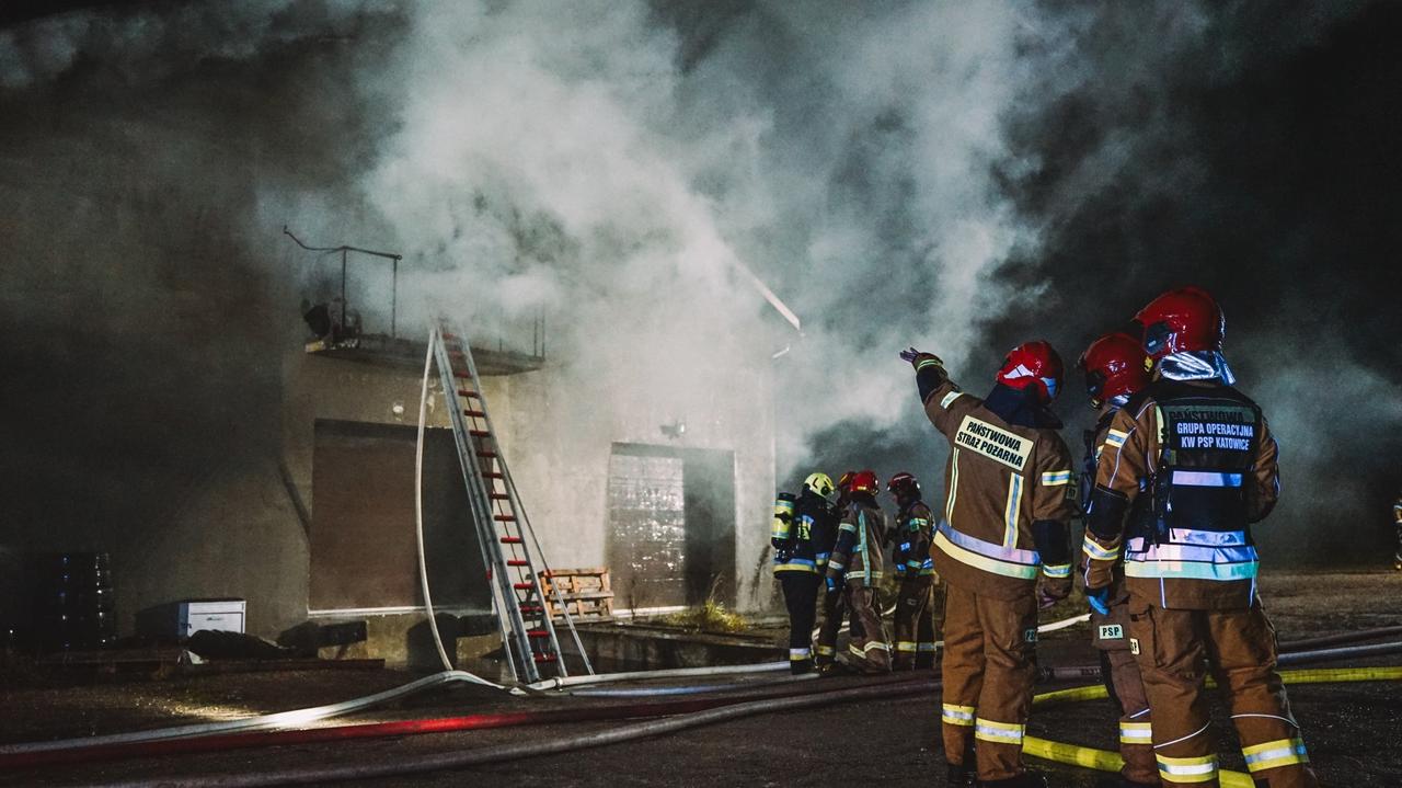 Palił się zakład meblarski. 45 zastępów strażackich w akcji