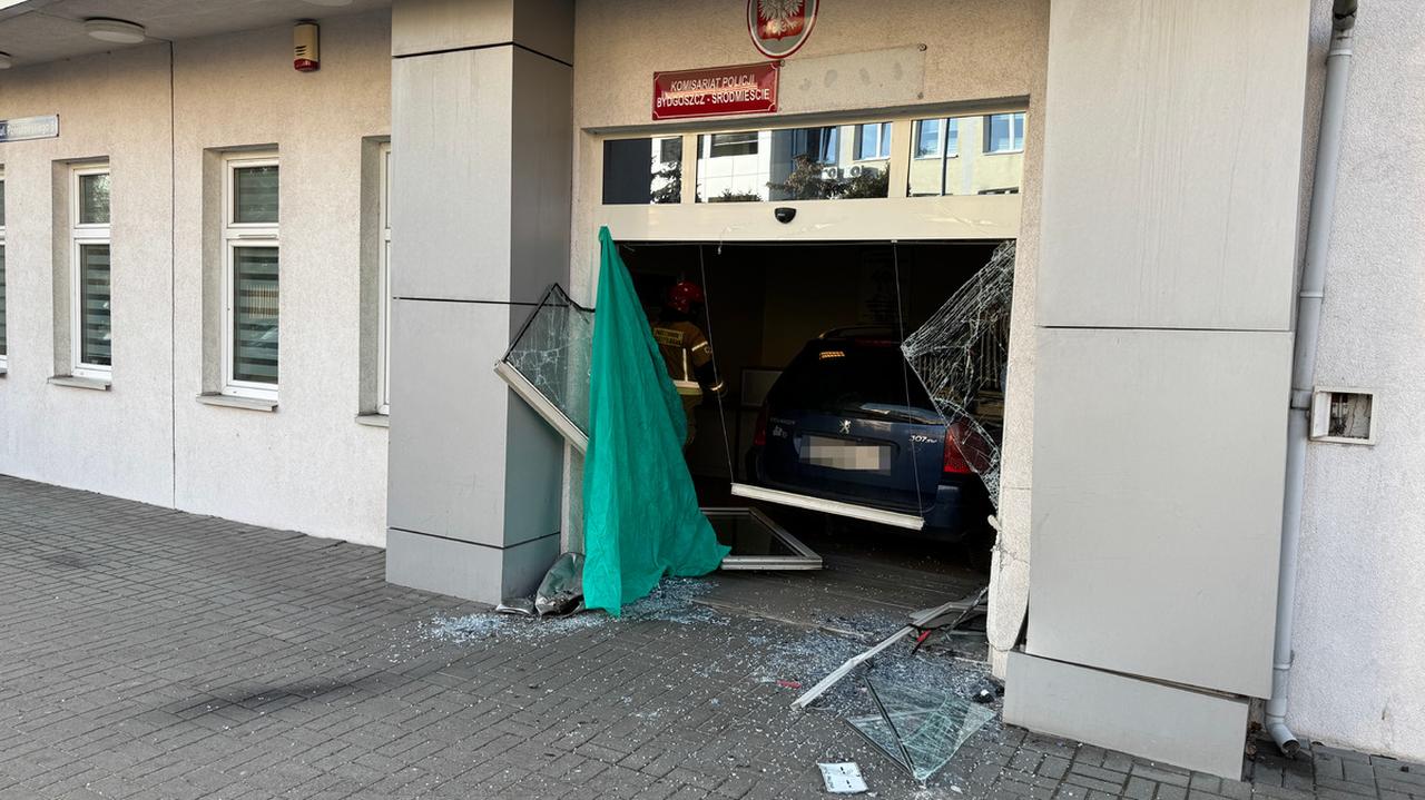 Wjechał w budynek komisariatu. Jest akt oskarżenia