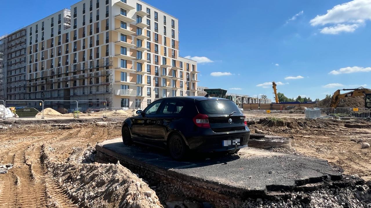 Parkingu już nie ma, to auto wciąż stoi