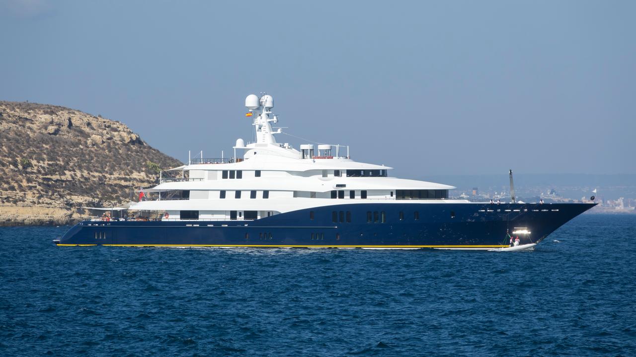 The richest people in the world (Jeff Bezos, Bernard Arnault, Bill Gates) sailed to Sardinia on luxury yachts