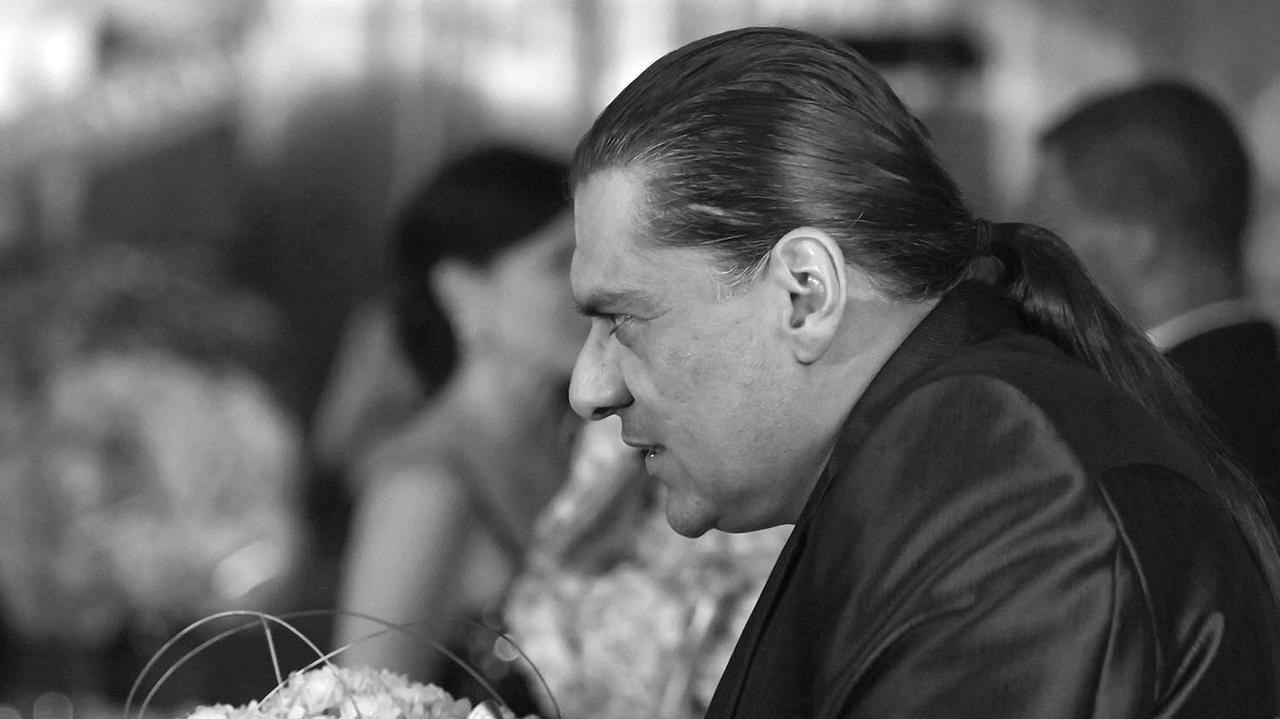 Aktor zastrzelony przed swoim spalonym domem. Mąż mówi o motywie, policja zaprzecza