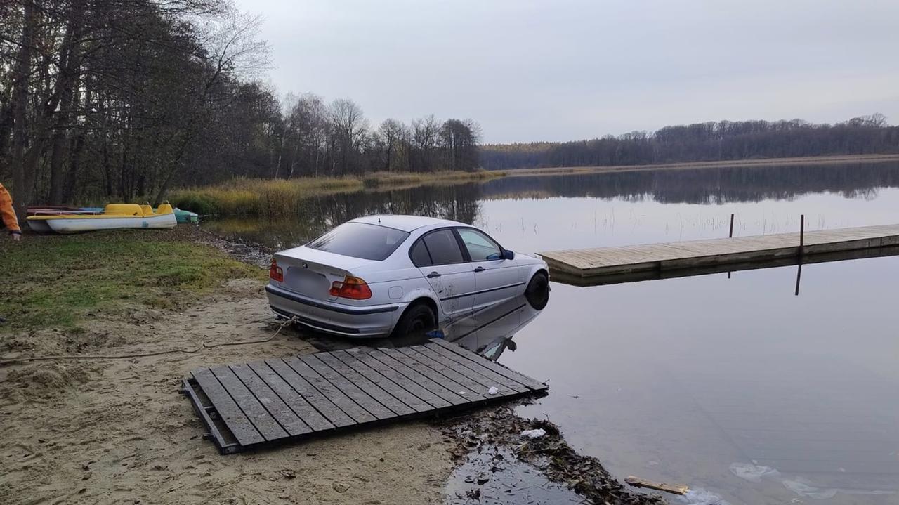 Driftował nad jeziorem. Popisy skończył w wodzie