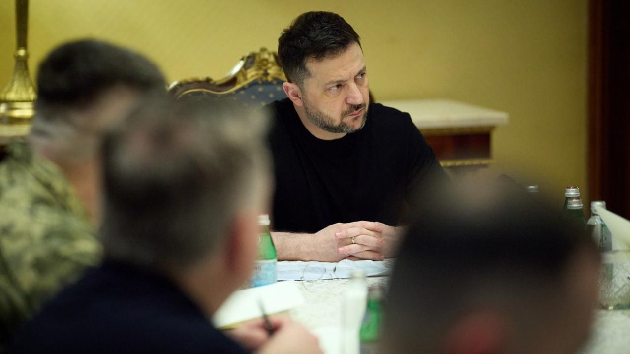 Ataki dronów w Rosji. Zełenski: celem była kluczowa rafineria