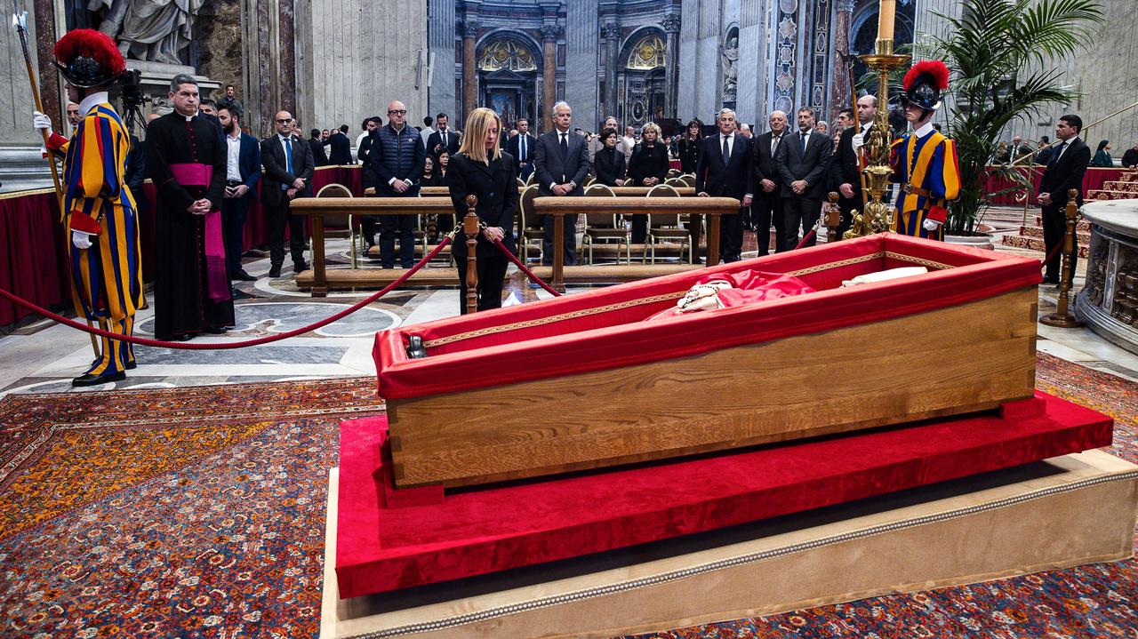 Tysiące wiernych przy trumnie papieża. W Watykanie zbierają się kardynałowie