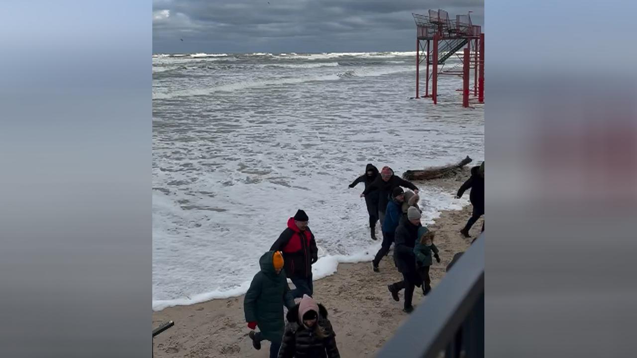 "Morze zagarnęło całą plażę". Nagranie ze Stegny