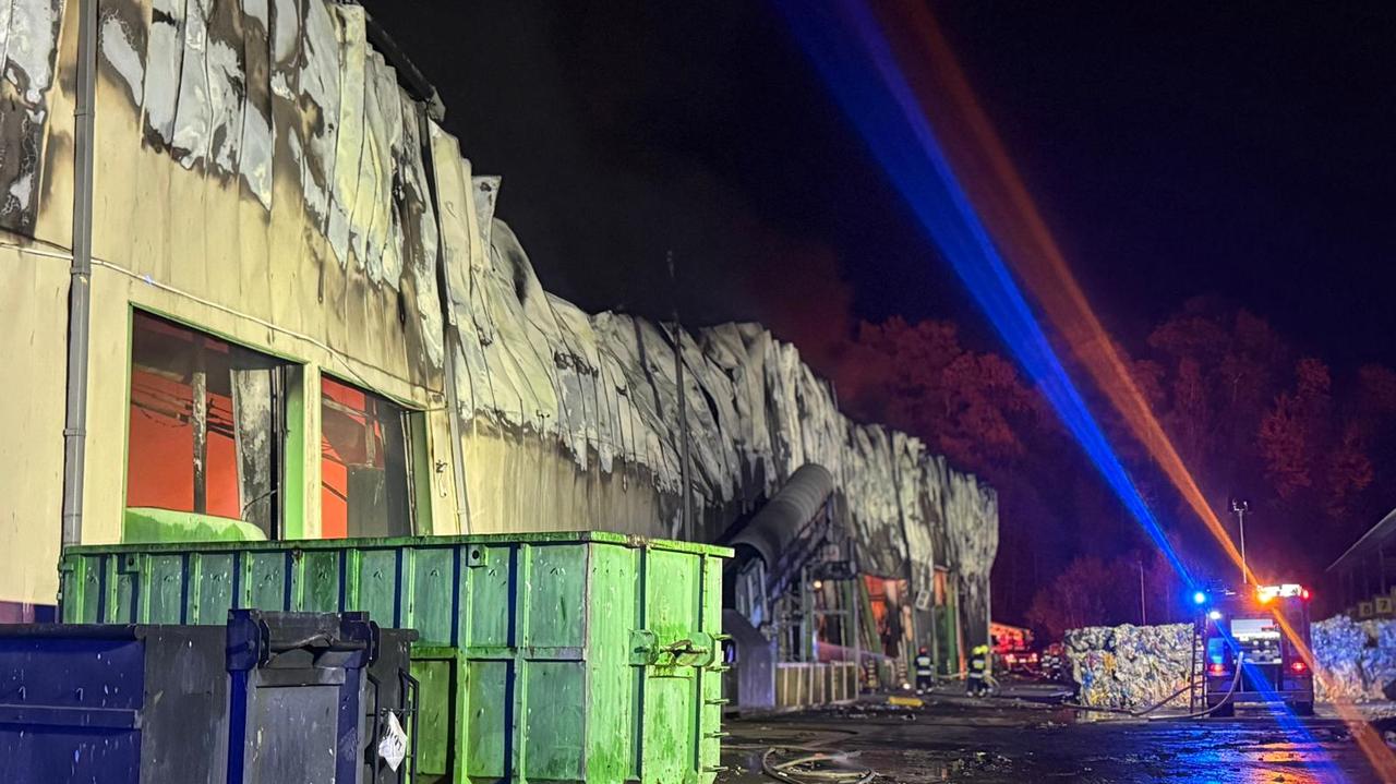 Duży pożar sortowni odpadów. 