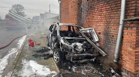 Kuczyna. Uderzył autem w stodołę. Kierowcę wyciągano z płonącego auta