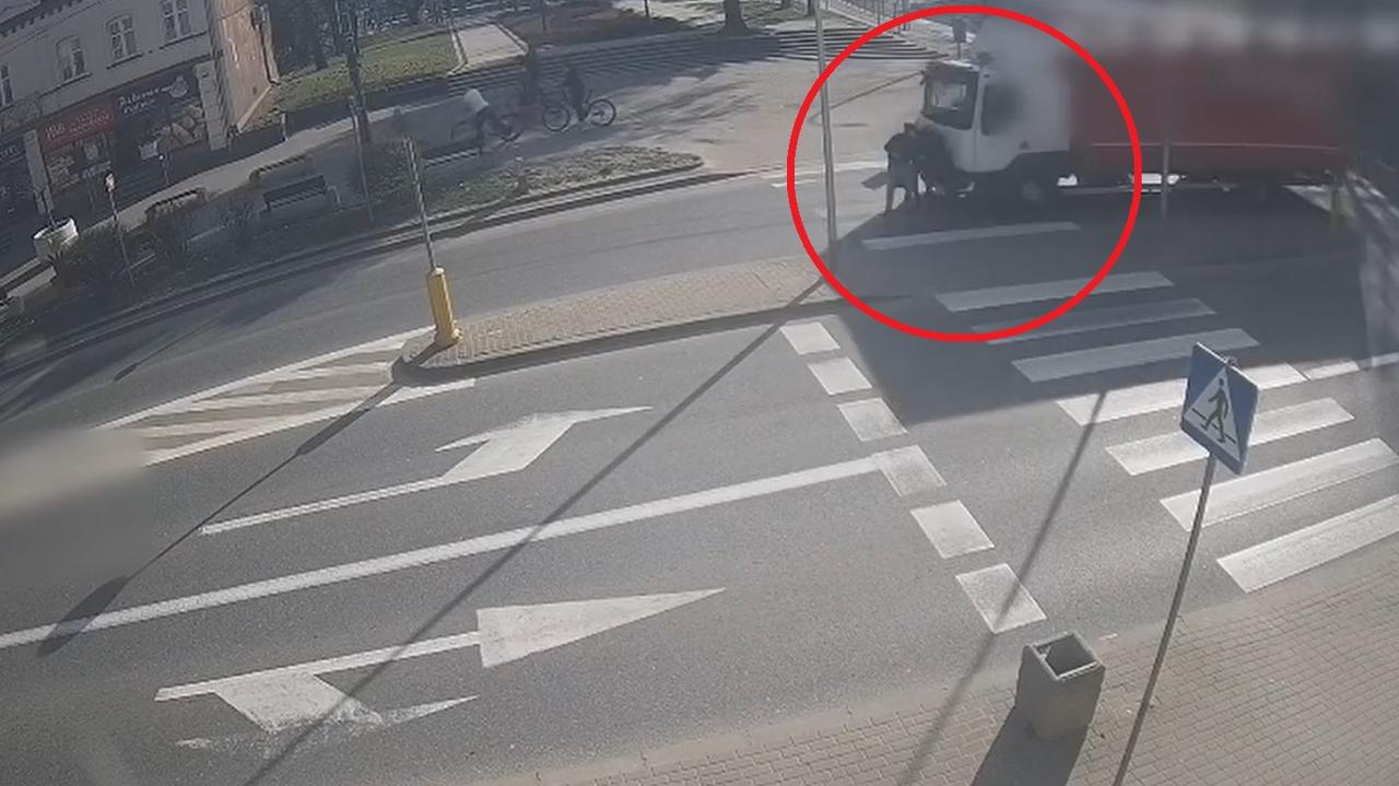 Nie zdążył wyhamować przed pasami. Nagranie