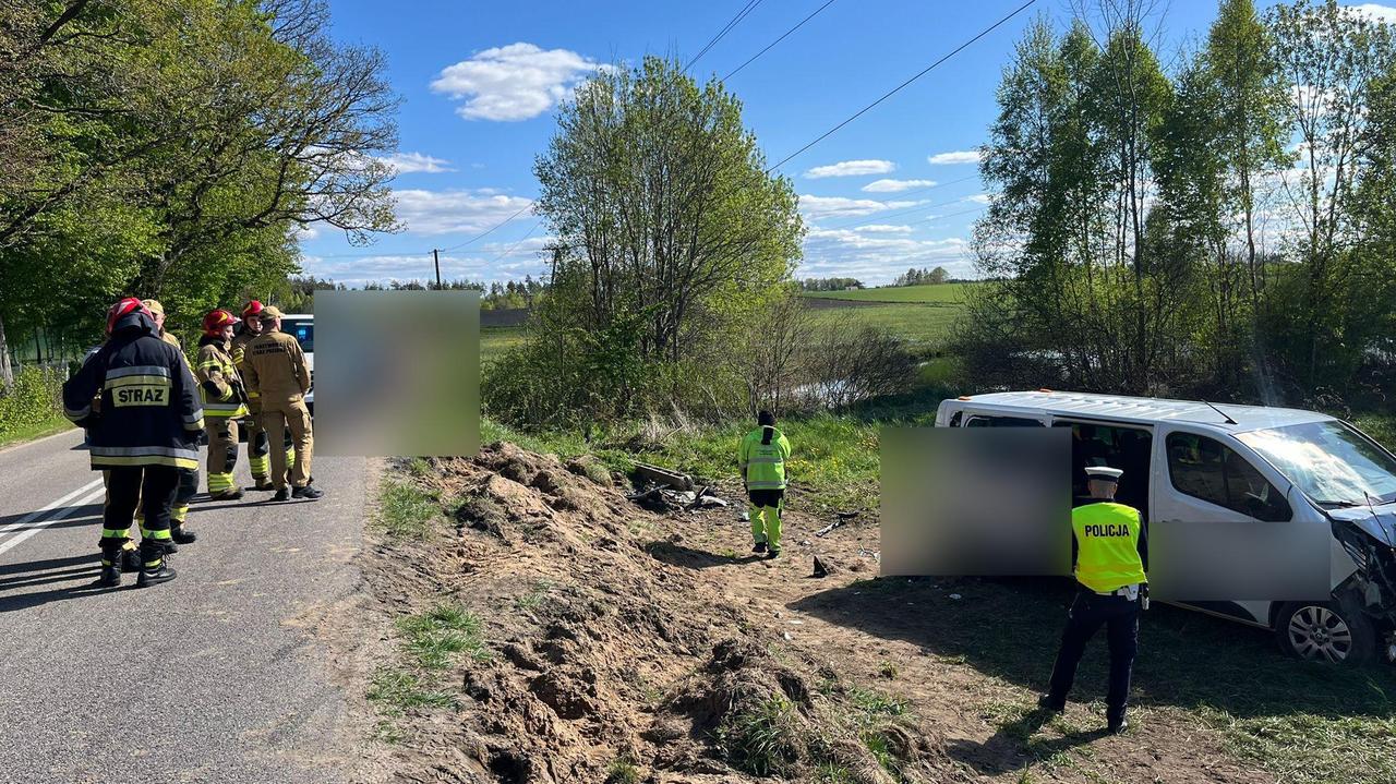 Wiózł osoby z niepełnosprawnościami, uderzył w betonowy słup. Są ranni