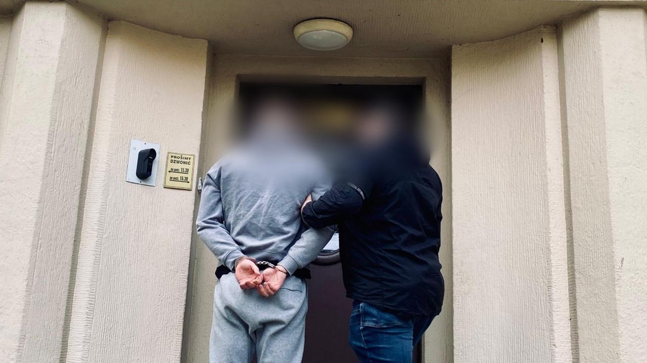 Założyli kominiarki, wbiegli na trybuny. Zatrzymano dwie osoby