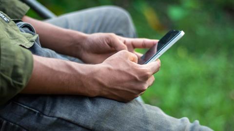 smartfon shutterstock_2682186257