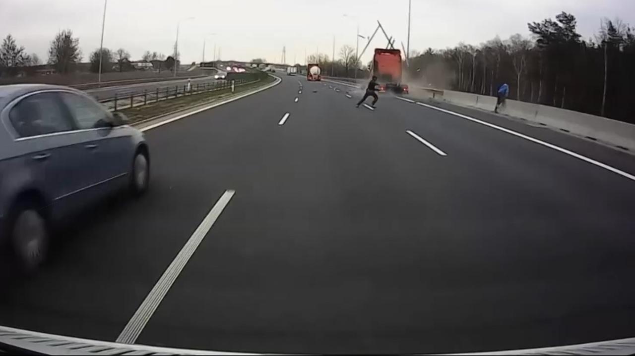 Zdążyli wyskoczyć z auta, zanim rozpadło się na części. To tylko kolizja?