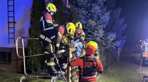 W Rogoźnie mężczyzna utknął na płocie