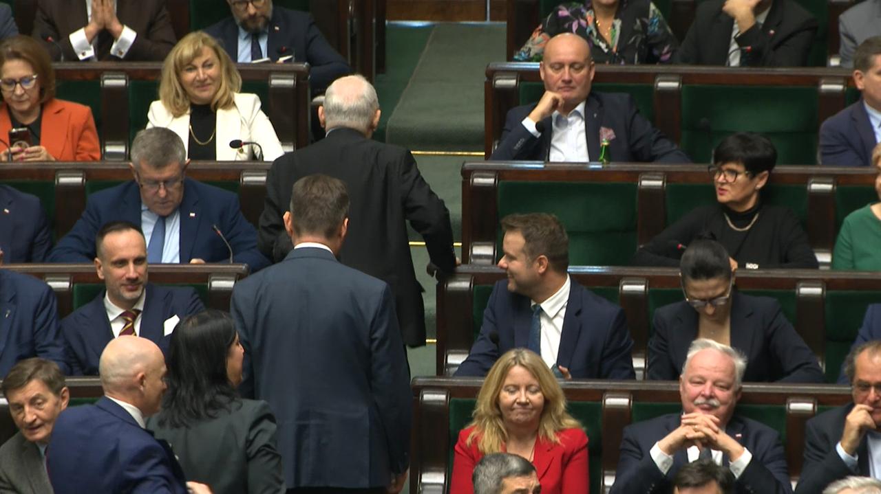 "Komuniści dzielą się na swoich i obcych". Gargamel wychodzi z sali