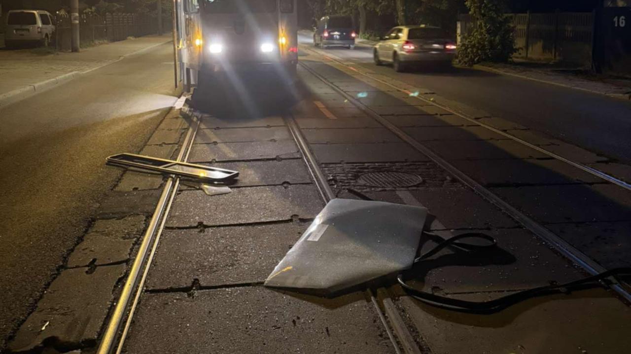 Nastolatkowie wybili szybę w tramwaju i uciekli. Nagranie