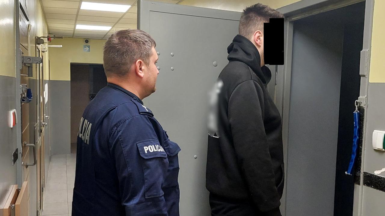 Wpadł w szał, zaatakował ratowników i policjanta, uszkodził sprzęt medyczny