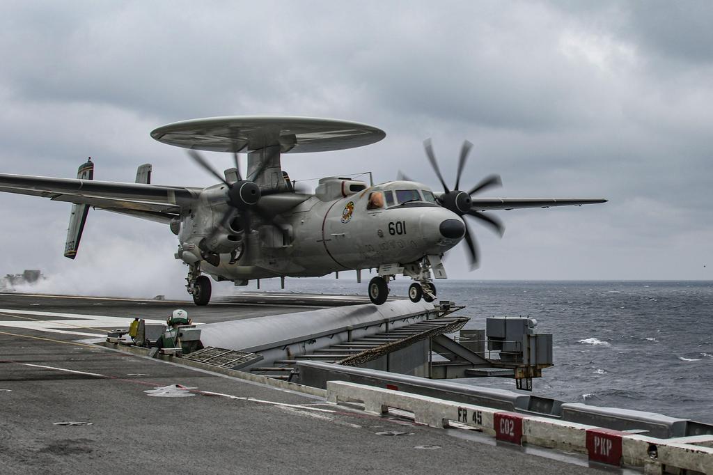 Samolot wykrywający drony E-2D Hawkeye