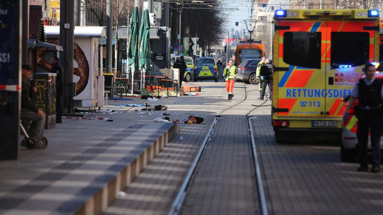 Samochód wjechał w tłum ludzi. Policja potwierdza: jedna osoba nie żyje, wielu rannych